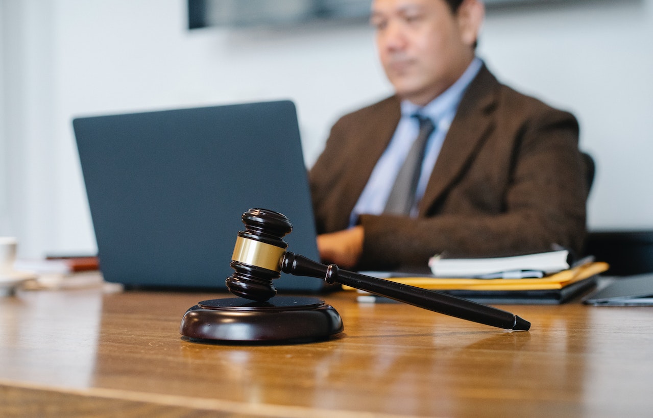 The Advantages of Hiring a Business Lawyer